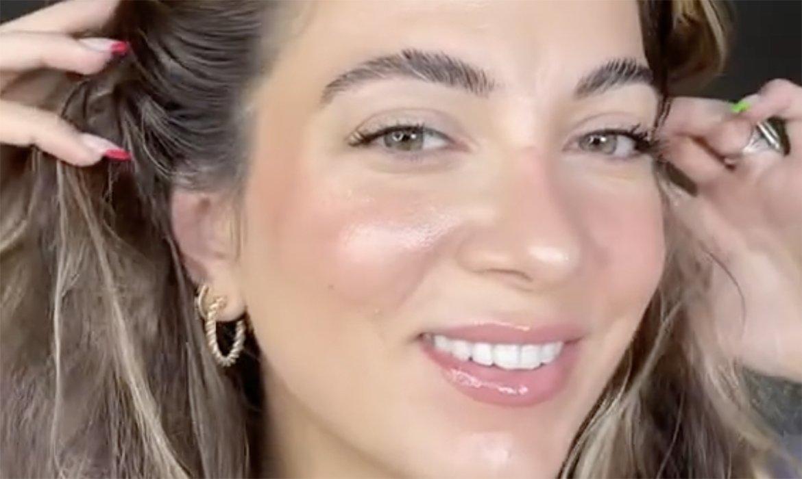 Para una laminado de cejas de categoría el Top Coat Unbelieva Brow de L’Oréal Paris jugará un papel clave. Es perfecto para dirigir y sellar todos los pelos de tu ceja en la misma dirección.